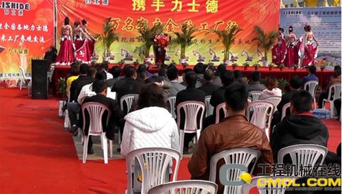展会上表演舞蹈