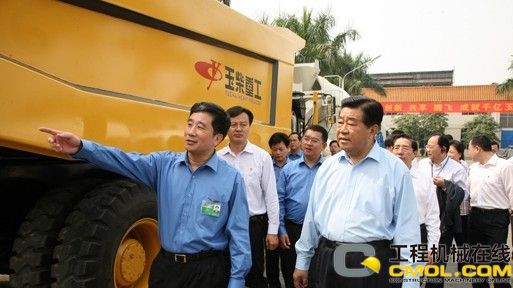 贾庆林主席（前排右一）观看玉柴重工、玉柴专汽的产品