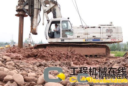 徐工XR200参与金马河双线特大桥卵石层泥岩层建设