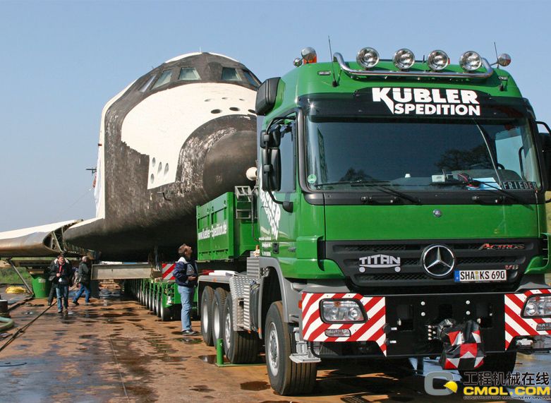 奔驰中的奔驰卡车