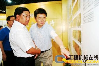 李世坤陪同朱碧新副总裁参观公司的产品模型
