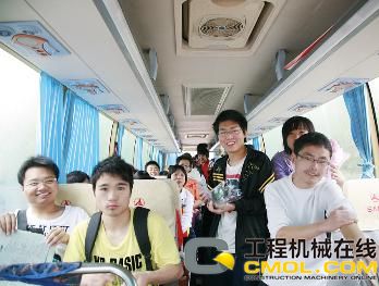 乘坐爱心大巴，维汉中学考生赶往考场