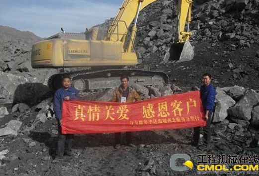 服务人员与客户合影