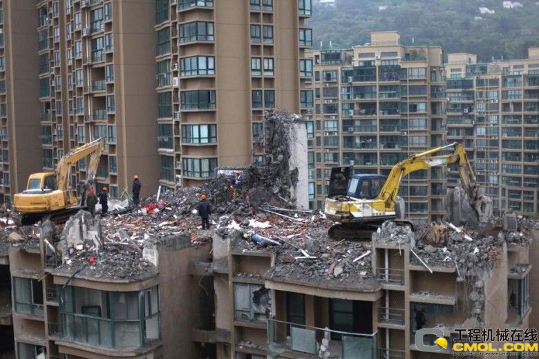 2011年12月6日，浙江台州玉环“台州地区最大纯海景住宅小区”渝汇蓝湾国际小区内，挖机正在拆除一幢18层高的小区建筑。图为挖机正在拆迁。