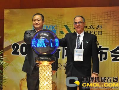 李劲松董事长和谢国林经理共同启动代表合作共赢的水晶球