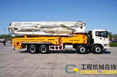福田雷萨上市国内首款国四52米泵车