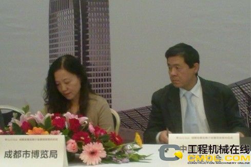 中施企协秘书长李鸿庆(右)与成都市博览局刘淑华在签约现场