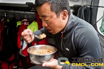 滕江和在第二赛段比赛中吃午饭