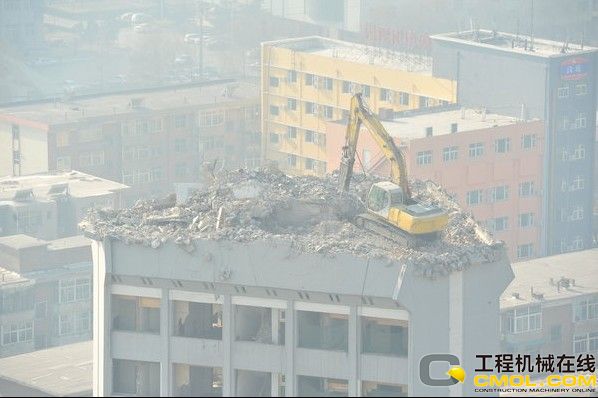 2012年1月5日，山西省太原市万柏林区迎泽西大街，山西科技大厦宾馆顶层，一台挖掘机在楼顶上作业。令周围市民既惊奇又担忧。