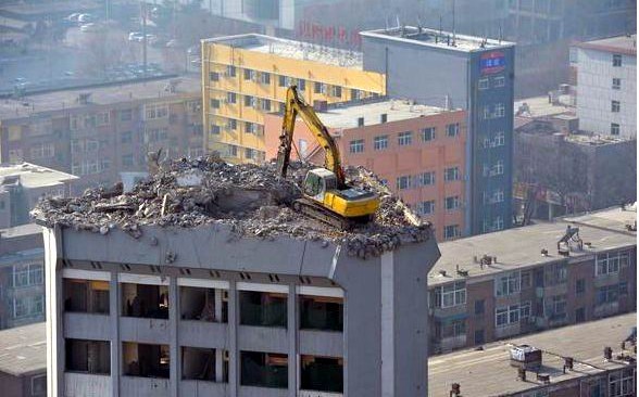 惊险！挖掘机在第十二层楼顶施工