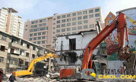 挖掘机对山西运城市政府属院建筑实施拆迁