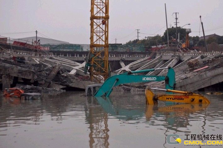 上海路面塌陷挖机被淹