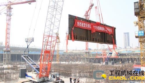 天津117大厦工程 中联起重机吊装华夏之巅