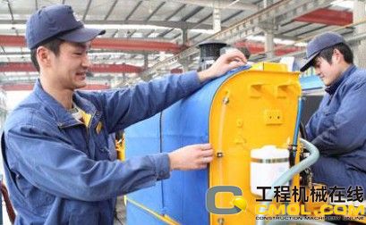 徐工挖机公司为装配线上的各种产品量身定做蓝色“防护衣”
