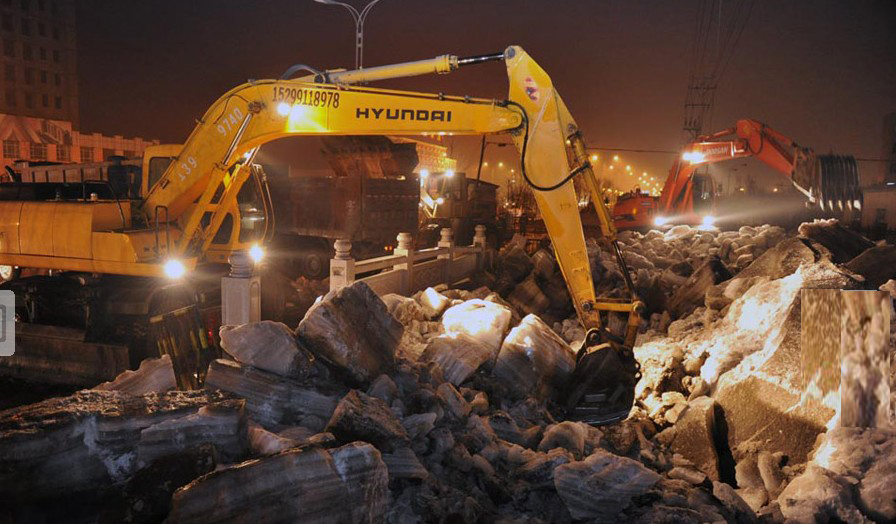 乌鲁木齐融冰堵塞河道大型挖掘机现场清理