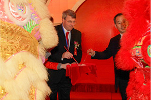 中共吴江市常务委员会委员盛洪明及卡特彼勒小型设施建设部（BCP）总经理ReidWaitt共同为舞狮点睛