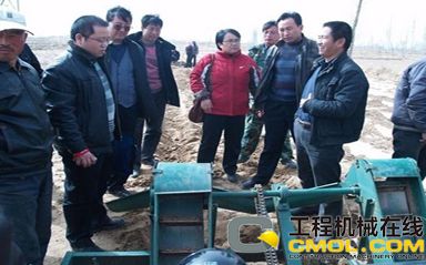 技术人员现场对农民进行培训