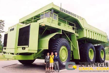工作在全球各地的超级矿用自卸车