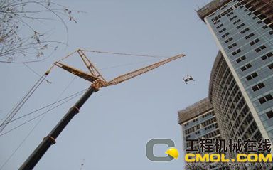 徐工500吨在山西柳林县凌志煤矿大厦设备吊装