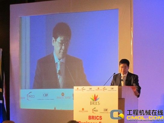 精彩发言赢得阵阵掌声
