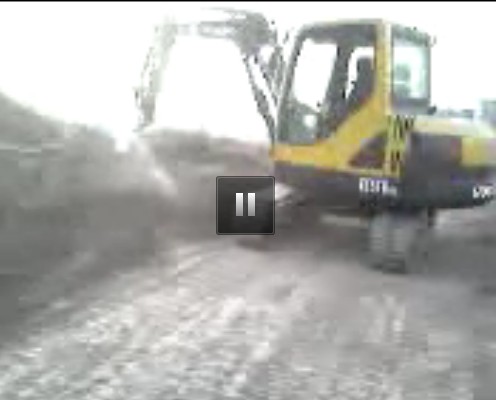 视频：沃尔沃EC55B小挖机破碎