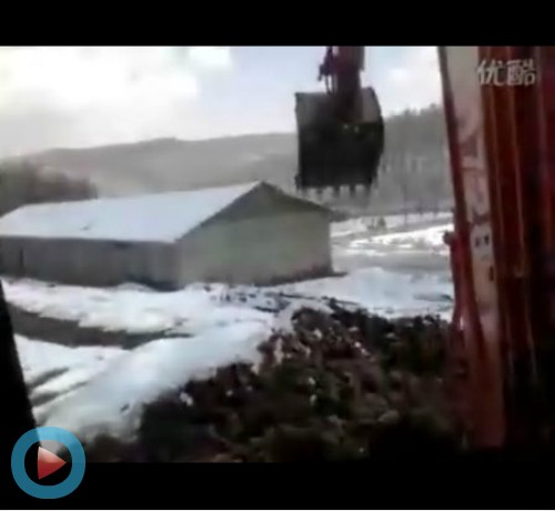 视频: 挖掘机斗山DX60冬天挖土 