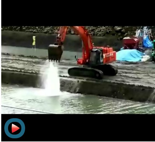 视频：日立挖掘机洗头