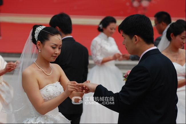 新娘新郎互赠结婚戒指