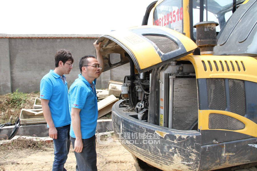 玉柴重工服务工程师刘盛勇（右）为玉柴挖掘机常州用户戴老板检查机器