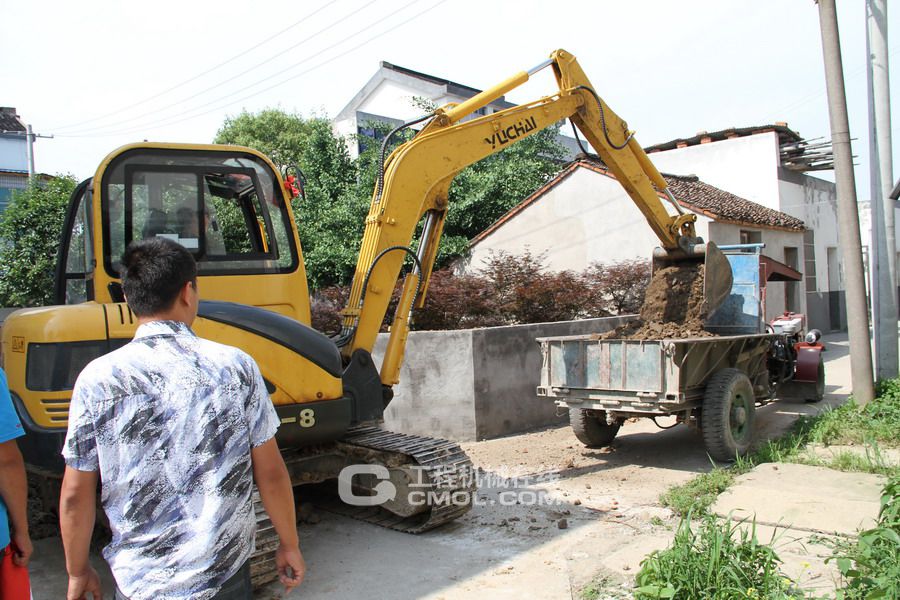 玉柴重工挖掘机客户李建丰的小挖正在装车作业
