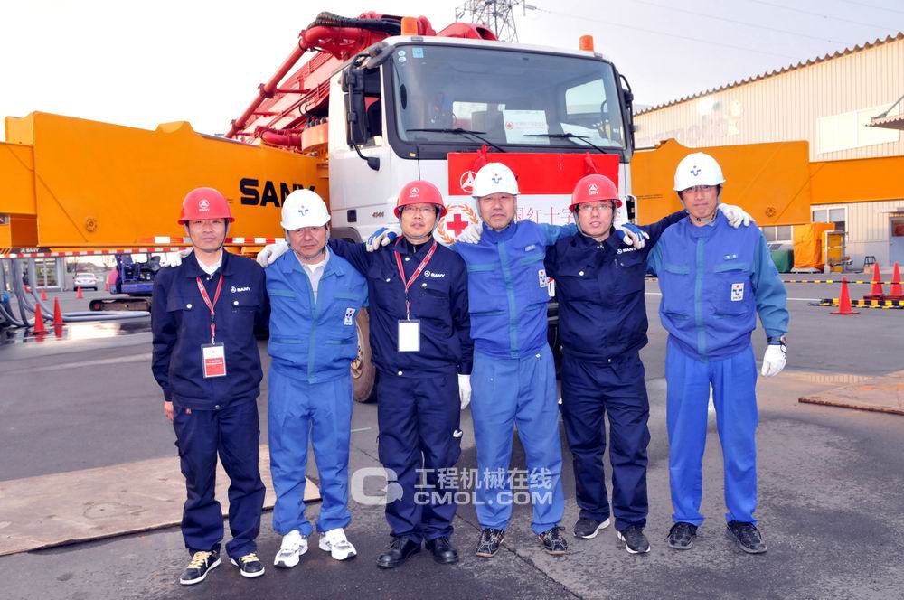 2011年3月三一重工工程师和东京电力操作手在62米泵车前合影