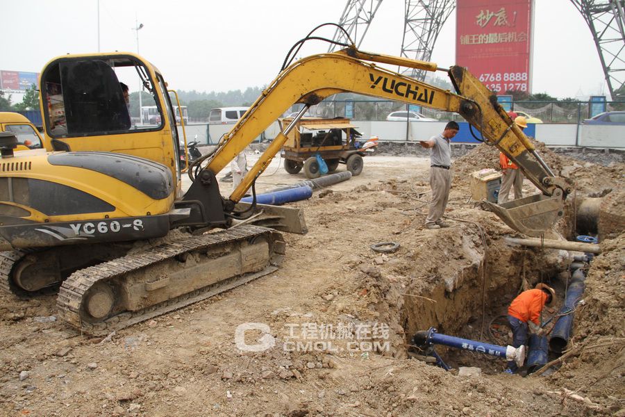 玉柴重工YC60-8参与苏州某地段管道施工作业（二）