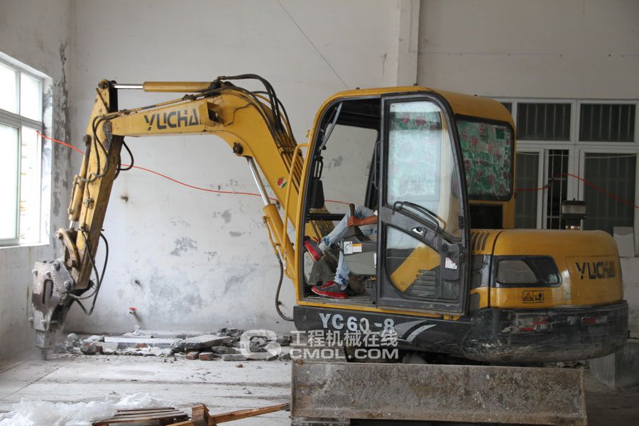 玉柴重工YC60-8挖机正在做破碎作业（二）
