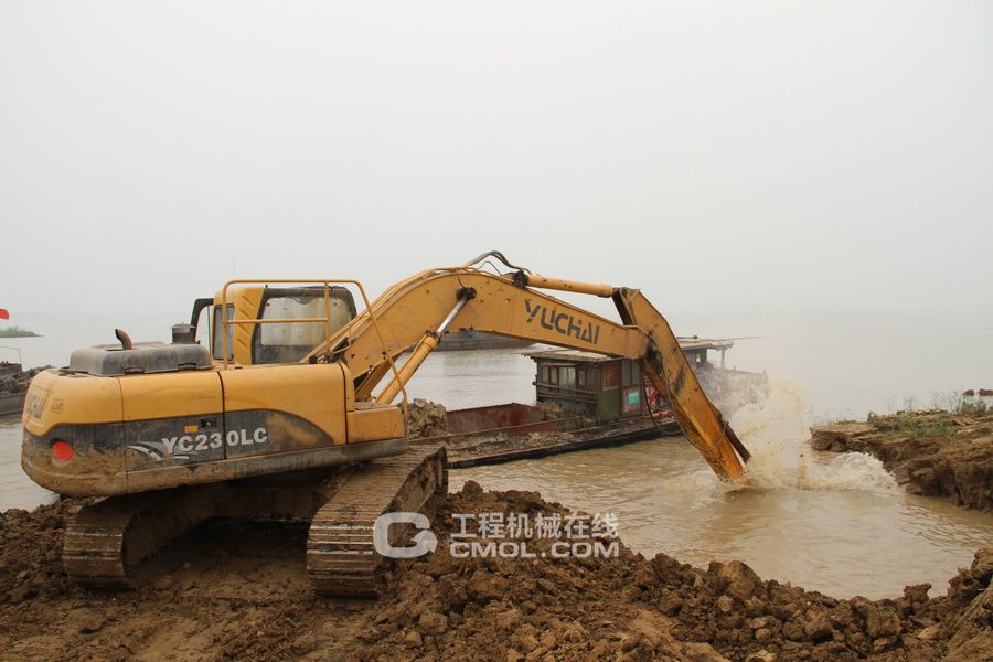 玉柴重工YC230-8挖机参与江苏某地填湖造路工程（二）