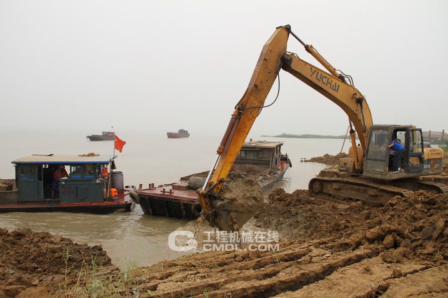 玉柴重工YC230-8挖机参与江苏某地填湖造路工程（一）