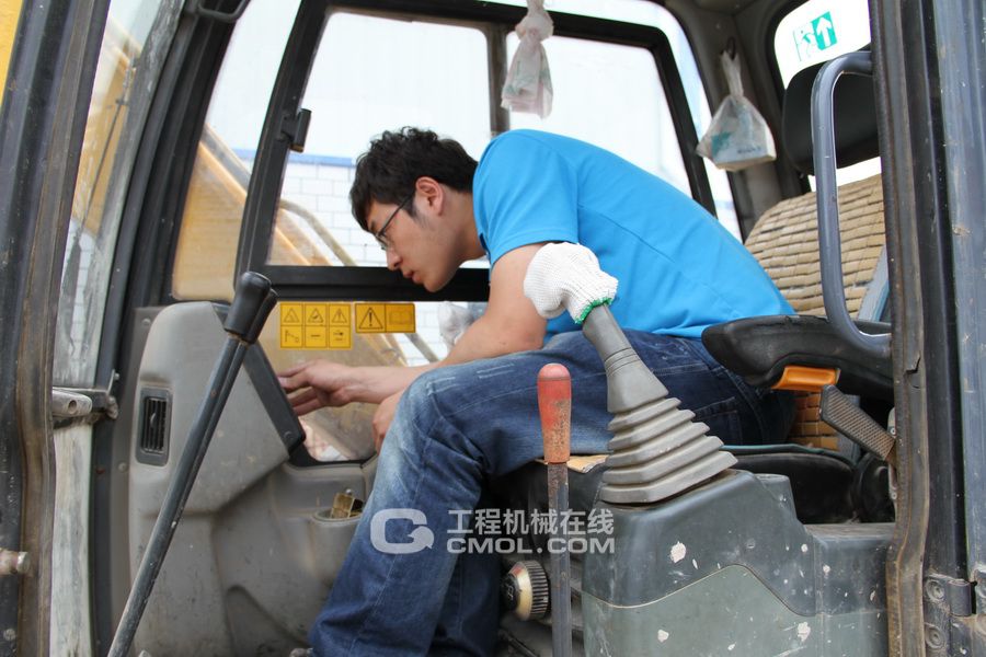 玉柴重工服务工程师为上海用户点检YC85-8机器