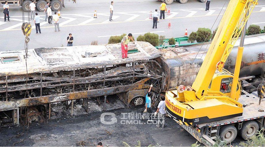 延安36人遇难车祸现场清理1