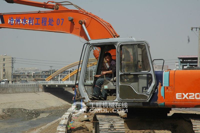 小松挖掘机助力运河改造建设