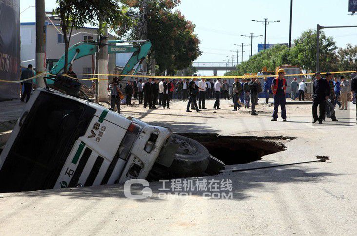西安路面突然地陷罐车被卡1