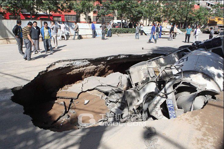 西安路面突然地陷罐车被卡4