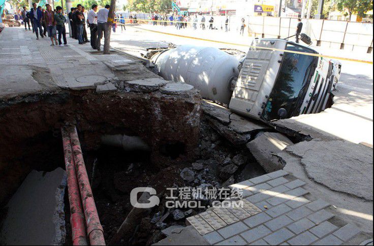 西安路面突然地陷罐车被卡5