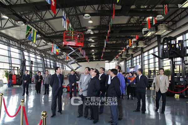 全国政协副主席、科技部部长万钢一行来杭叉调研