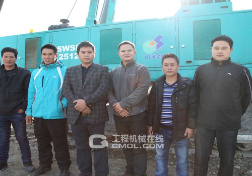 李总在SWSD2512前与客户合影