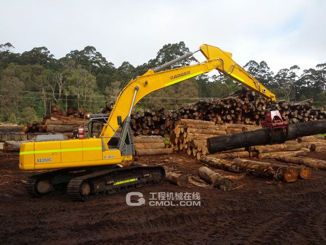 图为徐工XE260C挖机配合液压抓具在西澳大利亚木材加工基地施工作业