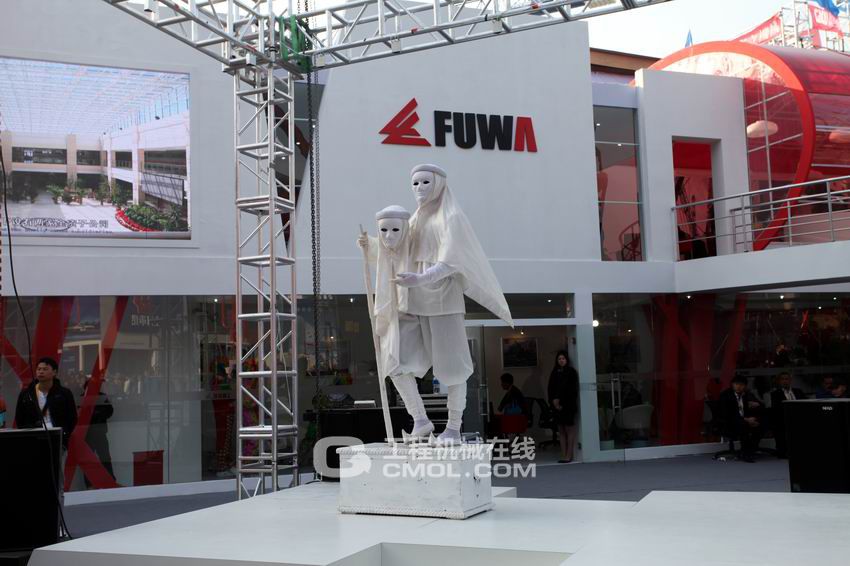 抚挖重工展台杂技表演8