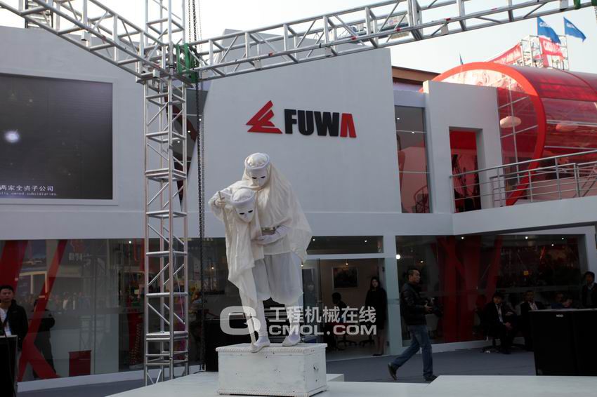 抚挖重工展台杂技表演9