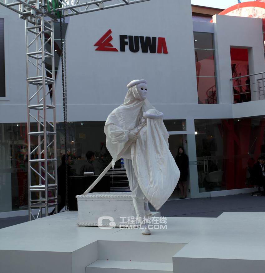 抚挖重工展台杂技表演10