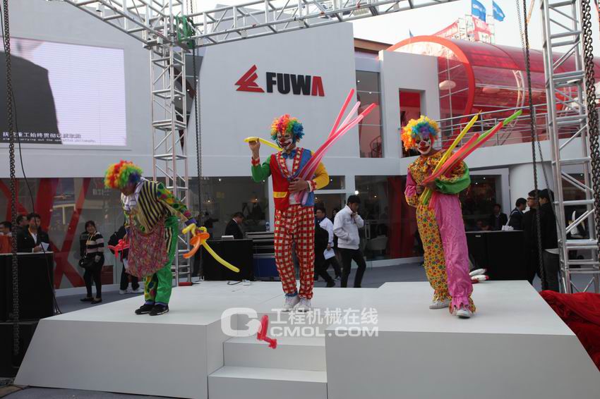 抚挖重工展台杂技表演12