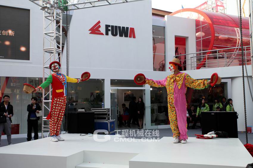抚挖重工展台杂技表演14
