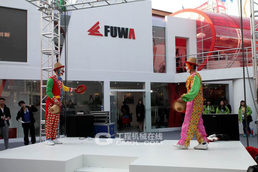 抚挖重工展台杂技表演15